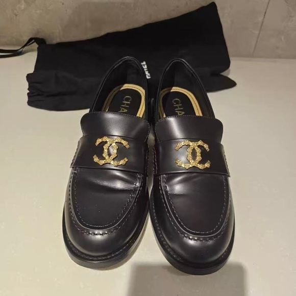 CHANEL Elegant Black Loafers with Gold Logo - Picture 3 of 4